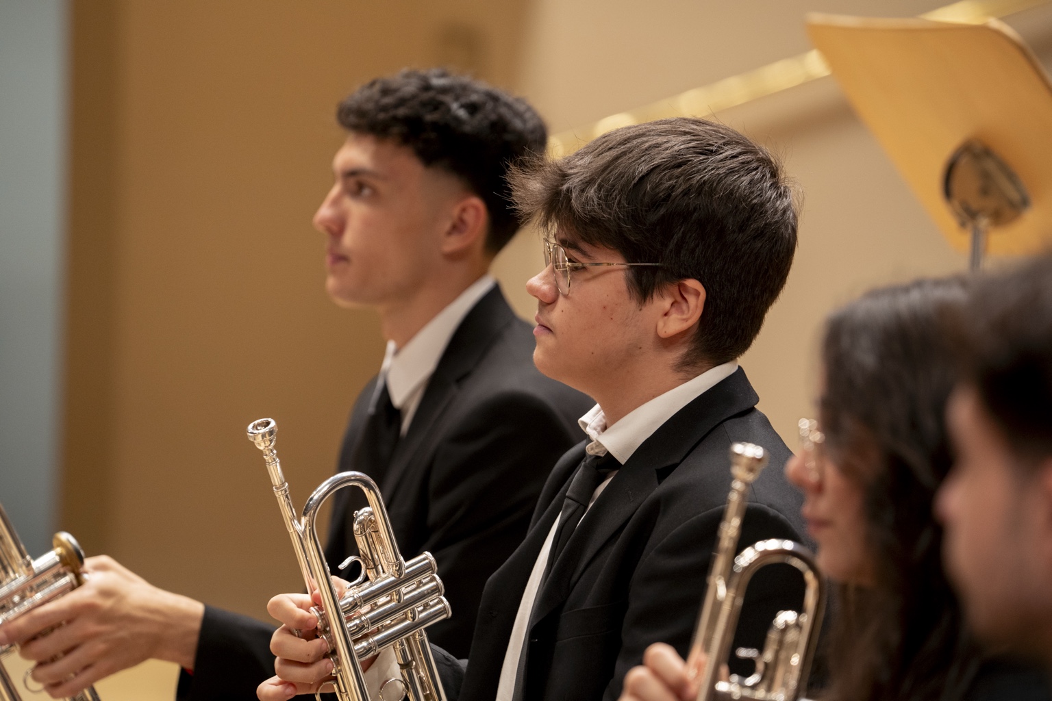 Jóvenes intérpretes de viento metal en la orquesta