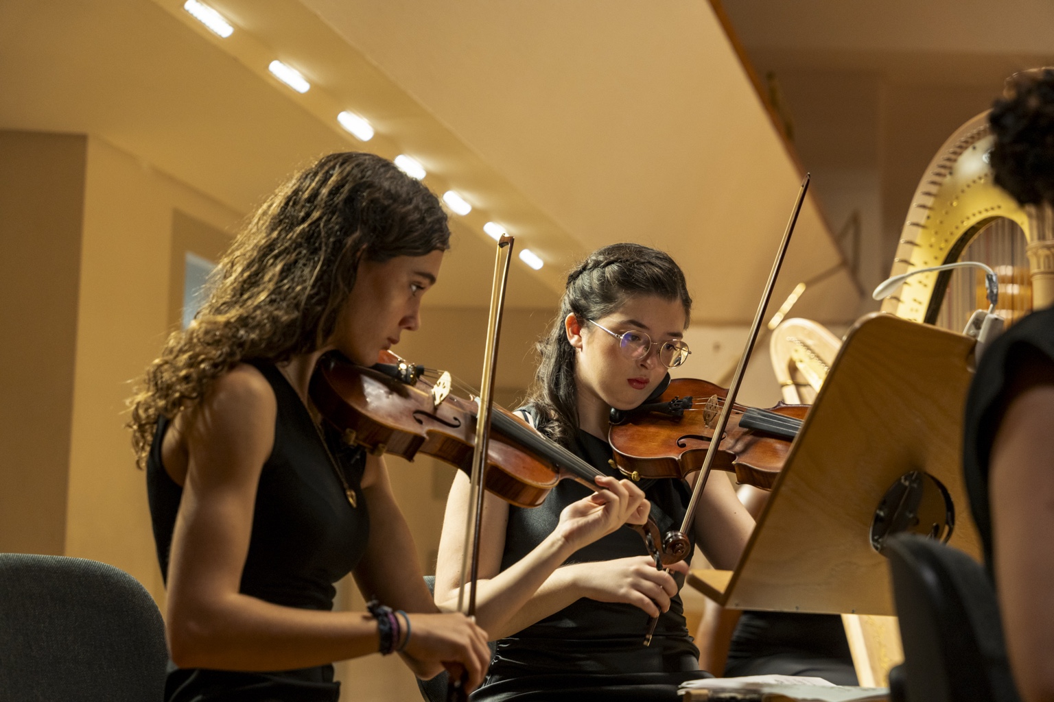 Dos jóvenes violinistas interpretando juntas