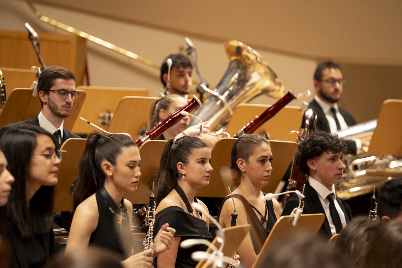 Jóvenes músicos compartiendo escenario